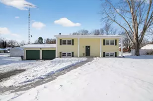 908 Springcrest Blvd, Jackson, MI 49203 - Photo 1
