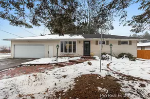 17 Sunset Hills Ave NW, Grand Rapids, MI 49534 - Photo 1