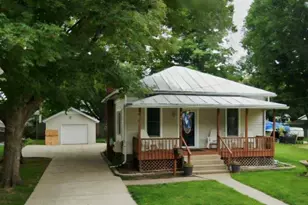 412 N Pearl St, Vicksburg, MI 49097 - Photo 1