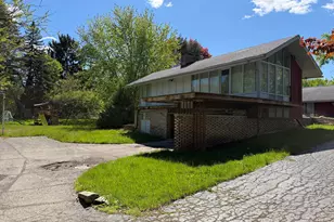1322 Woodkrest Dr, Flint, MI 48532 - Photo 2