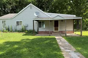 3406 W Shore Dr, Battle Creek, MI 49017 - Photo 1