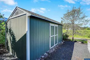 1231 SW 3rd Ave, Mill City, OR 97360 - Photo 46