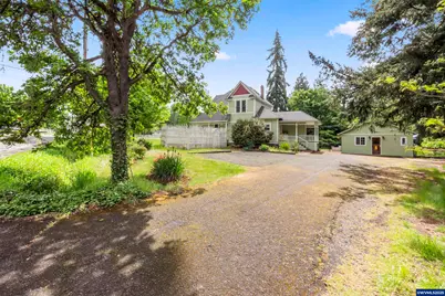 1067 Oak St, Silverton, OR 97381 - Photo 2