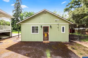 1067 Oak St, Silverton, OR 97381 - Photo 2