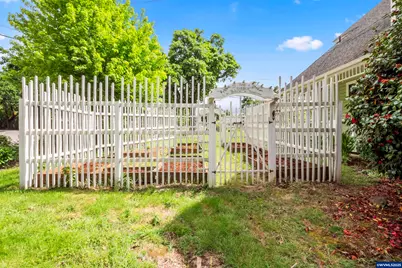 1067 Oak St, Silverton, OR 97381 - Photo 8