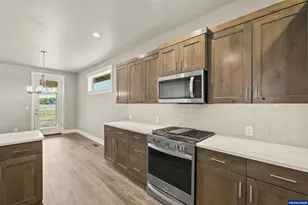 2522 NW Redwood Cir, Redmond, OR 97756 - Photo 16