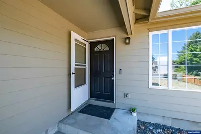1024 S 10th St, Lebanon, OR 97355 - Photo 2