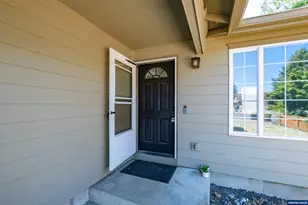 1024 S 10th St, Lebanon, OR 97355 - Photo 2