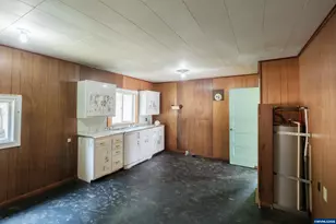 554 Mitchell St, Falls City, OR 97344 - Photo 20