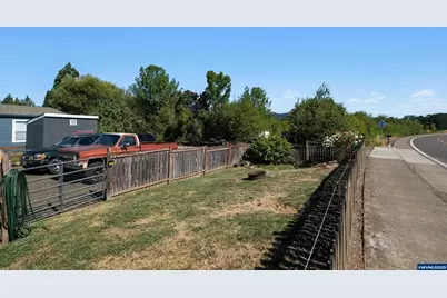 240 N 19th St, Philomath, OR 97370 - Photo 8