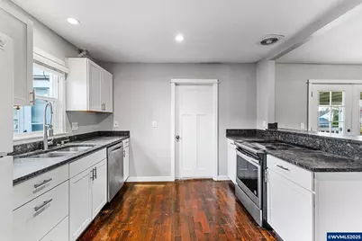 221 SW Rainbow Av, Dallas, OR 97338 - Photo 12