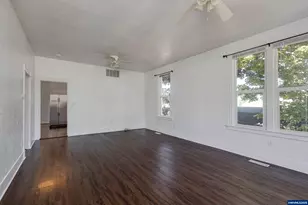 985 E College St, Mount Angel, OR 97362 - Photo 6