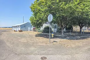 991 W 4th St, Halsey, OR 97348 - Photo 4