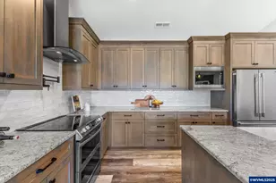 625 NW Crater Lk Dr, Dallas, OR 97338 - Photo 10