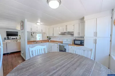 1065 Pacific Hwy #4, Woodburn, OR 97071 - Photo 14