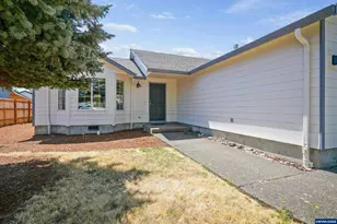 1033 E St, Independence, OR 97351 - Photo 4
