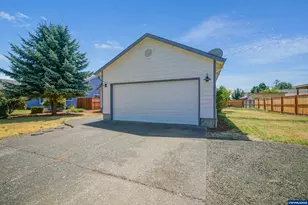 1033 E St, Independence, OR 97351 - Photo 2
