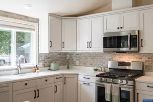 1049 N River Dr, Sweet Home, OR 97386 - Photo 8