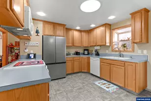 2247 Oregon Ct, Woodburn, OR 97071 - Photo 8