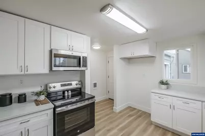 785 W B St, Lebanon, OR 97355 - Photo 16