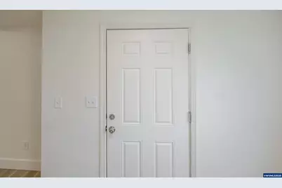 785 W B St, Lebanon, OR 97355 - Photo 2