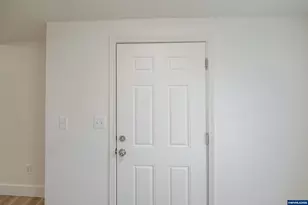 785 W B St, Lebanon, OR 97355 - Photo 2