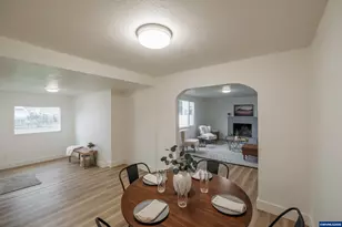 785 W B St, Lebanon, OR 97355 - Photo 6