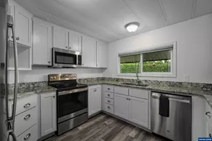 5422 Portland Rd NE, Salem, OR 97305 - Photo 14