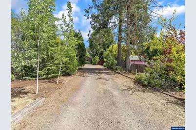 328 S 1st St, Mill City, OR 97360 - Photo 10