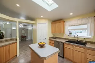 698 Royalty Cir NE, Salem, OR 97301 - Photo 8