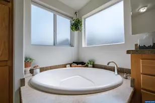 698 Royalty Cir NE, Salem, OR 97301 - Photo 18