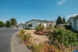 698 Royalty Cir NE, Salem, OR 97301 - Photo 32