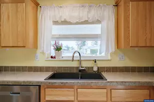 698 Royalty Cir NE, Salem, OR 97301 - Photo 6