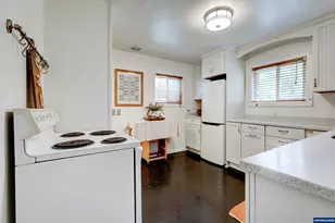 488 B St, Independence, OR 97351 - Photo 8