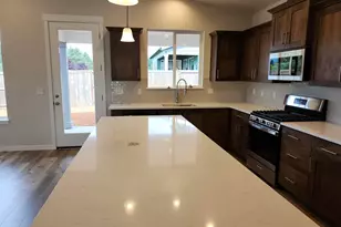 704 Magnolia Ave, Woodburn, OR 97071 - Photo 6