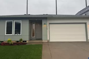 704 Magnolia Ave, Woodburn, OR 97071 - Photo 2