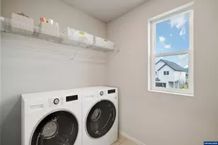 638 Merriott Ln, Woodburn, OR 97071 - Photo 14