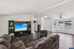 914 James St, Independence, OR 97351 - Photo 2