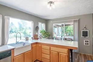 1054 N River Dr, Sweet Home, OR 97386 - Photo 10