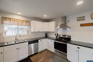 301 Russell St, Lebanon, OR 97355 - Photo 8