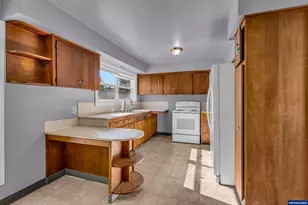 1610 Madrona Ave SE, Salem, OR 97302 - Photo 6