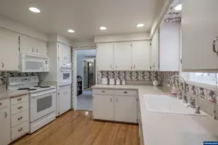 334 NE 13th Ave, Albany, OR 97321 - Photo 2