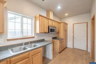 740 SE Alicia St, Sheridan, OR 97378 - Photo 18