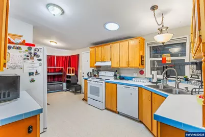 620 N Bay St, Waldport, OR 97394 - Photo 8