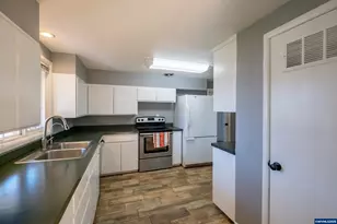 135 S 21st St, Philomath, OR 97370 - Photo 16