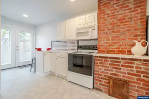 1229 SW Washington St, Albany, OR 97321 - Photo 4