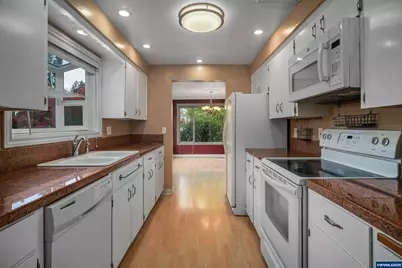 936 Kingwood Dr NW, Salem, OR 97304 - Photo 8