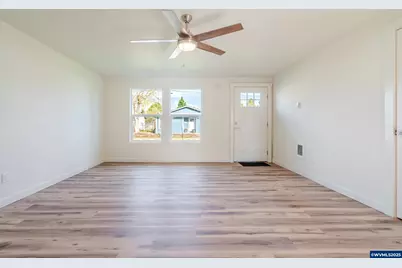 760 E Elmore St, Lebanon, OR 97355 - Photo 8