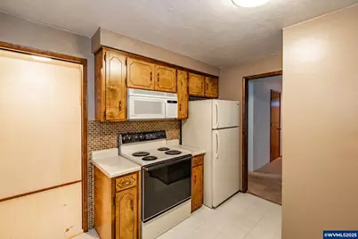 695 S 16th St, Lebanon, OR 97355 - Photo 8