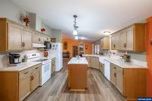 204 Cascade Dr, Lebanon, OR 97355 - Photo 4